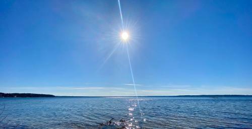 Gorgeous Lake View Deluxe Condo @ The Shores