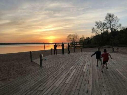 Gorgeous Lake View Deluxe Condo @ The Shores