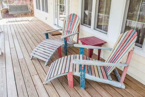 Beach Pines Lakeshore Cottage