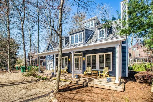 Lakeshore Cottage
