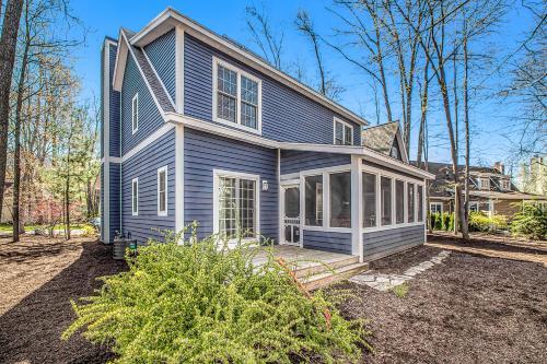 Lakeshore Cottage