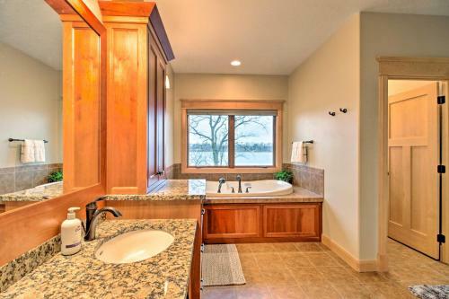 Magnificent House With Game Room On Lake Latoka