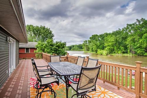Private Waterfront Mississippi River Home!