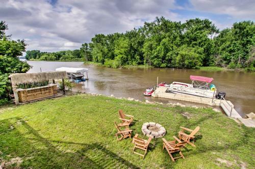 Private Waterfront Mississippi River Home!