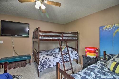 Lakeside Cottage Walk To Water, Dining And Marina!