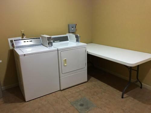 Motel America's Best Value Inn & Suites-clinton