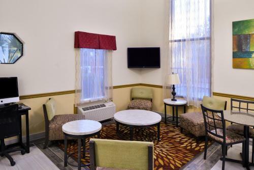 Motel America's Best Value Inn & Suites-clinton