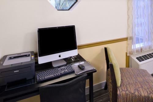 Motel America's Best Value Inn & Suites-clinton