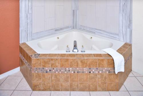 Motel America's Best Value Inn & Suites-clinton