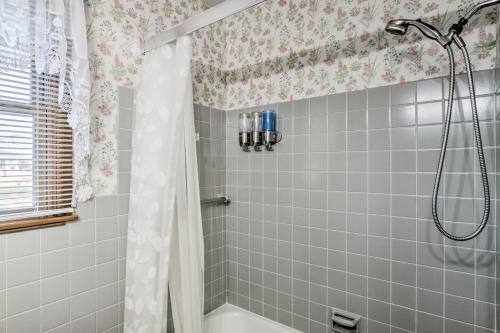 Cheerful Rochester Retreat With Workout Room!