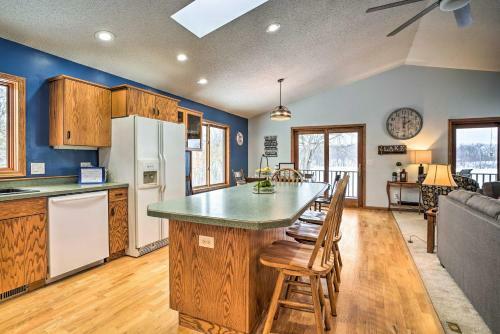 Charming Lakefront Hideaway With Dock And Grill!