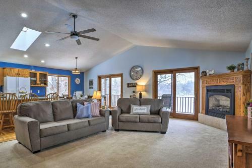 Charming Lakefront Hideaway With Dock And Grill!
