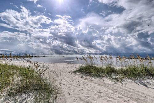 Long Beach Hideaway - Walk To Ocean, Shops, Bars!