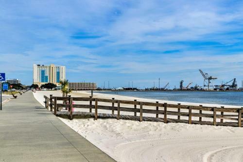 Beachside Getaway - Walk To Gulf, Pier And Casino!