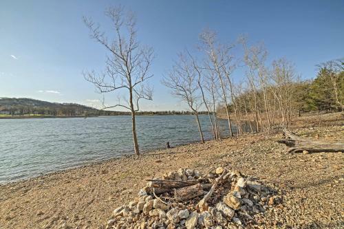 Tall Tree Retreat With Hot Tub, Short Walk To Lake