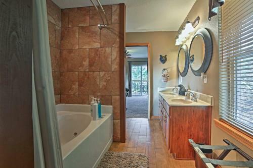 Tall Tree Retreat With Hot Tub, Short Walk To Lake