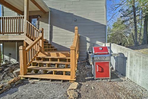 Tall Tree Retreat With Hot Tub, Short Walk To Lake
