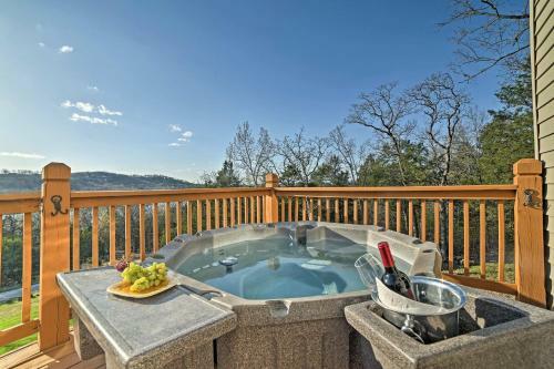 Tall Tree Retreat With Hot Tub, Short Walk To Lake