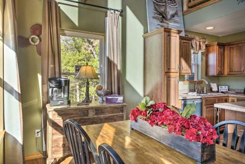 Tall Tree Retreat With Hot Tub, Short Walk To Lake