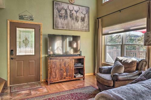Tall Tree Retreat With Hot Tub, Short Walk To Lake