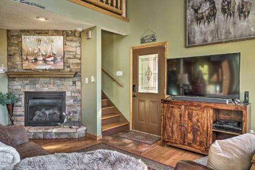 Tall Tree Retreat With Hot Tub, Short Walk To Lake