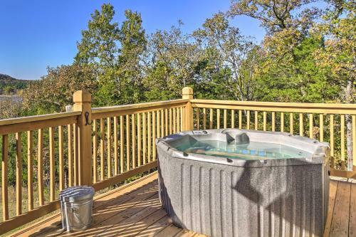 Tall Tree Retreat With Hot Tub, Short Walk To Lake