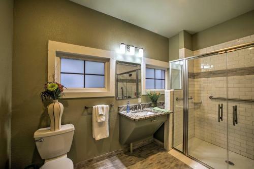 Downtown Branson Cottage With Pool Access!