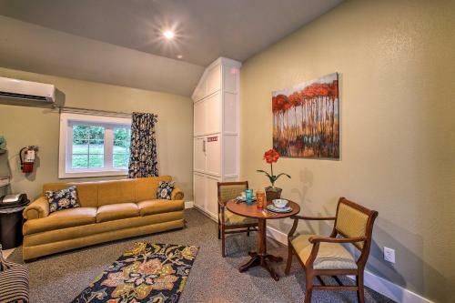 Downtown Branson Cottage With Pool Access!