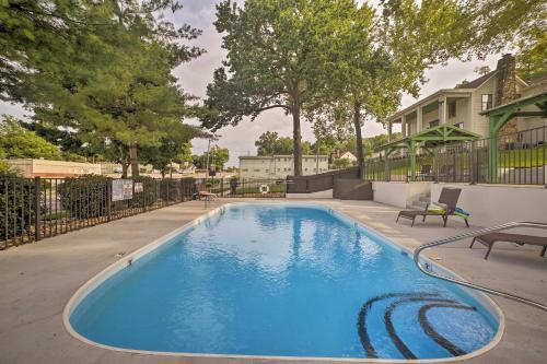 Downtown Branson Home With Pool Mins To The Landing!