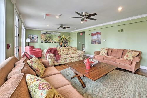 Downtown Branson Home With Pool Mins To The Landing!