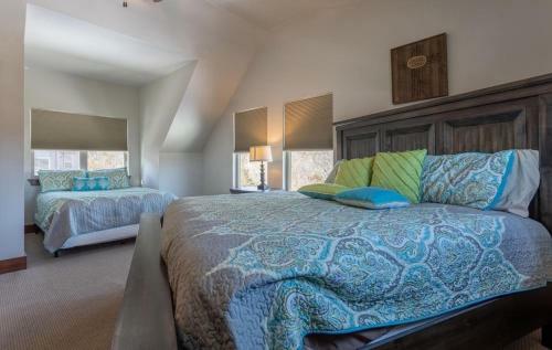 Rockwood Lake Lodge Home