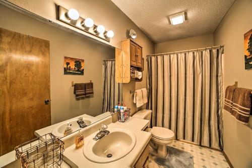 Apartamento West Branson Condo 2 Miles To Silver Dollar City!