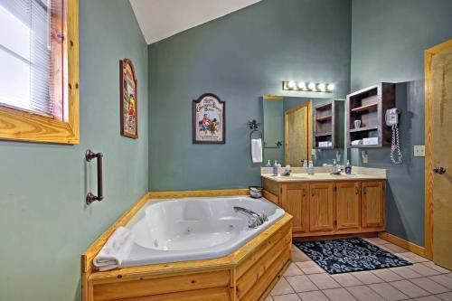Rustic Branson Cabin-mins To Silver Dollar City!