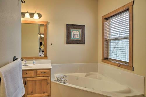 Updated Branson Home, 5 Min To Silver Dollar City!