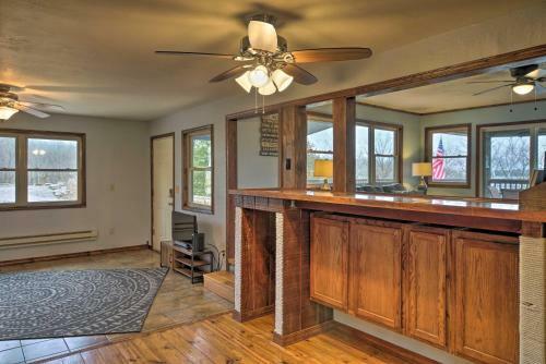 Table Rock Getaway With Fire Pit And Lake Access!