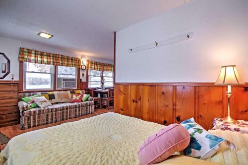 Cozy Camdenton Cottage With Deck And Boat Dock Access!