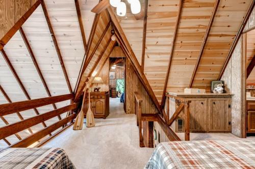 Quiet Lakefront Cottage With Dock And Resort Access!