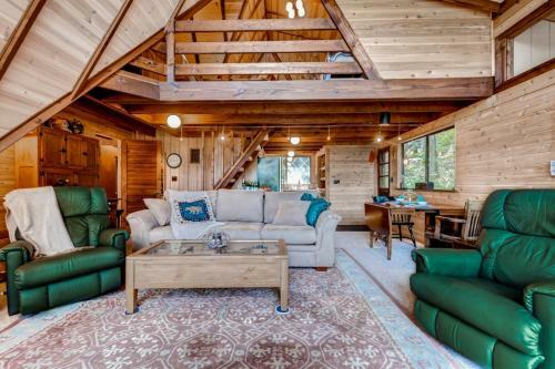 Quiet Lakefront Cottage With Dock And Resort Access!