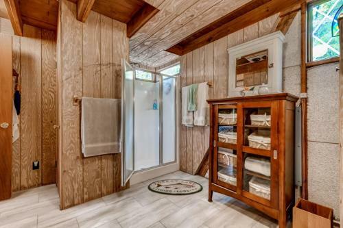 Quiet Lakefront Cottage With Dock And Resort Access!