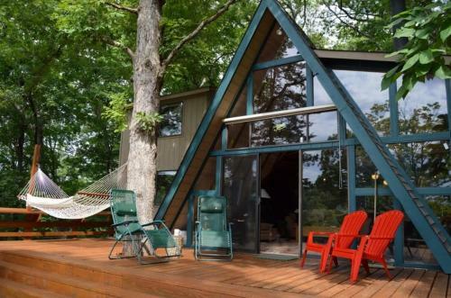 Quiet Lakefront Cottage With Dock And Resort Access!