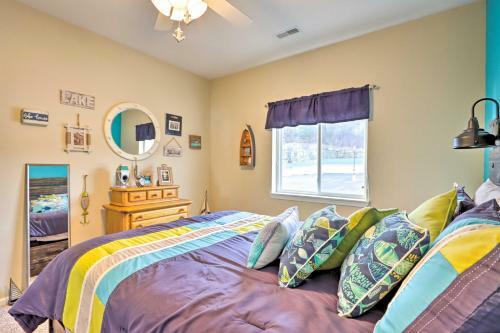 Apartamento Lakefront Camdenton Condo With Deck, Shared Pool