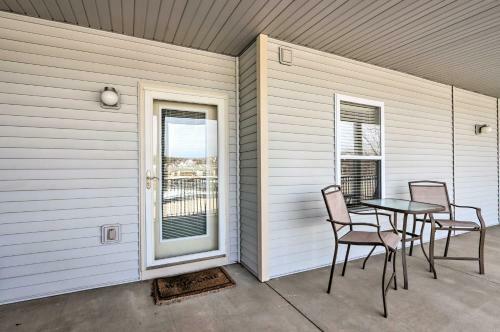 Apartamento Cozy Lakeside Paradise With Porch And Pool Access