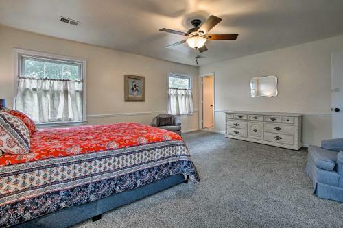 Remodeled Historic Farmhouse About 20 Mi To Kc!