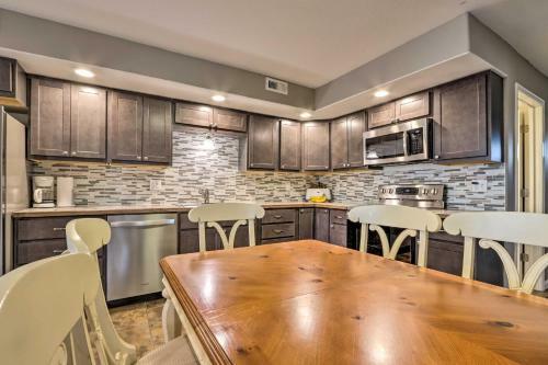 Pet-friendly Lake Ozark Escape With Deck And Views