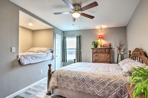 Pet-friendly Lake Ozark Escape With Deck And Views