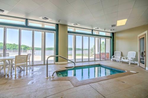 Apartamento Lakefront Osage Beach Condo With Porch And Pool Access!