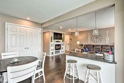 Apartamento Pool-view Condo Walk To Shops, 4mi To Lake!