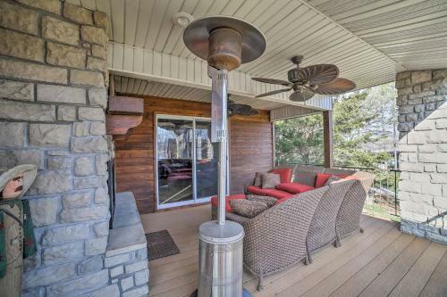 Home With 2 Decks And Fire Pit-steps To Table Rock Lake