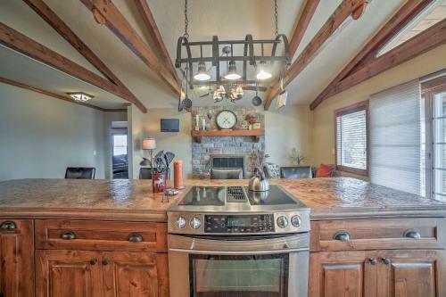 Home With 2 Decks And Fire Pit-steps To Table Rock Lake
