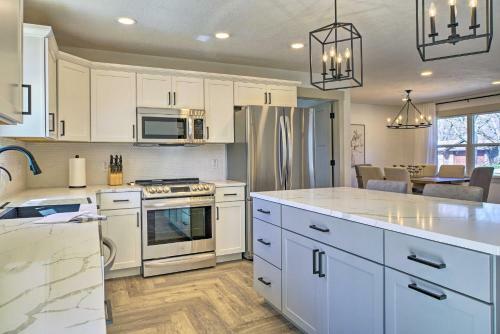 Chic Retreat With Deck About 9 Mi To Downtown Springfield